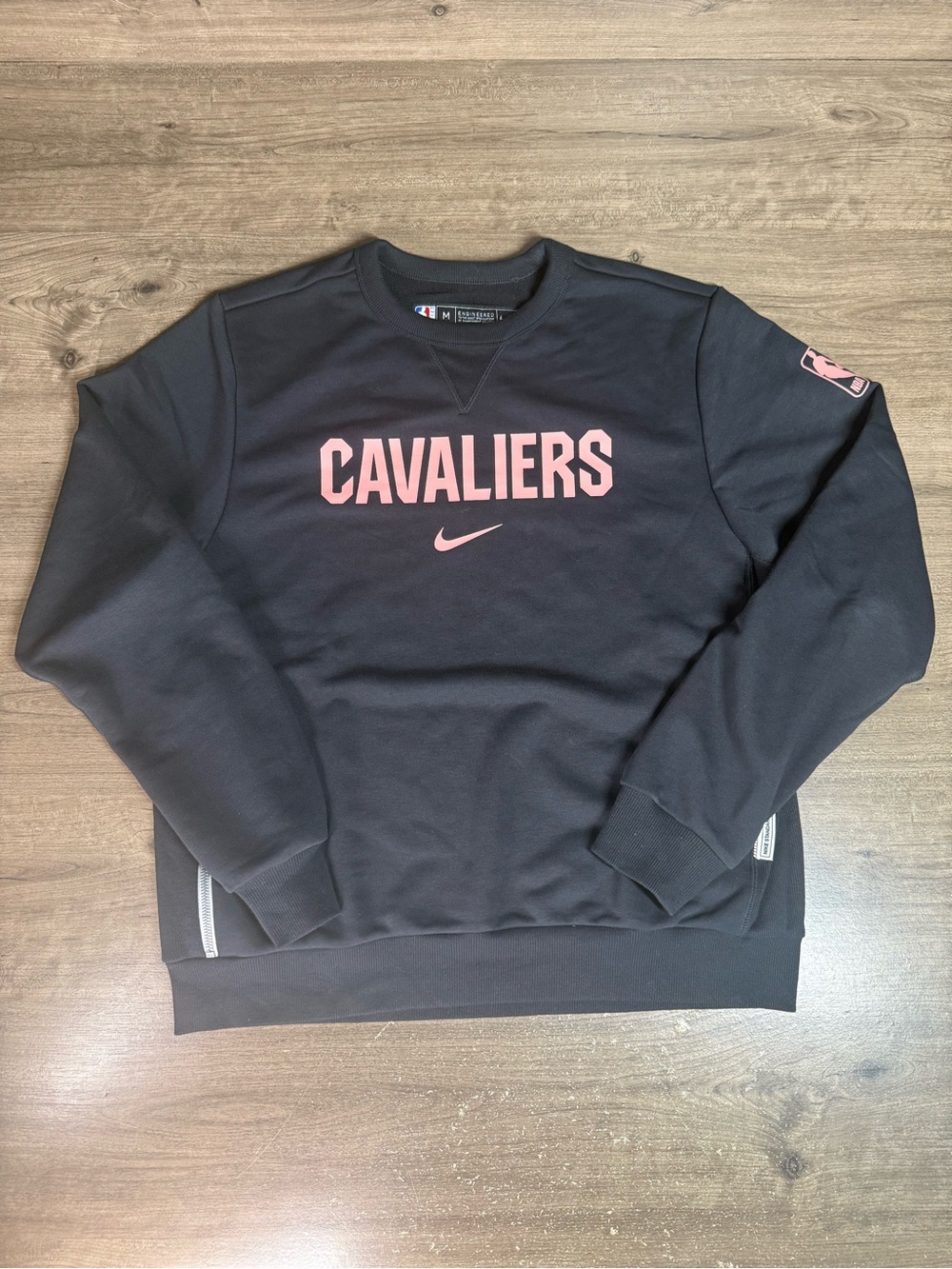 Nike Cleveland Cavaliers Standard Issue Crewneck Mens M Black Pink NBA Dri-FIT
